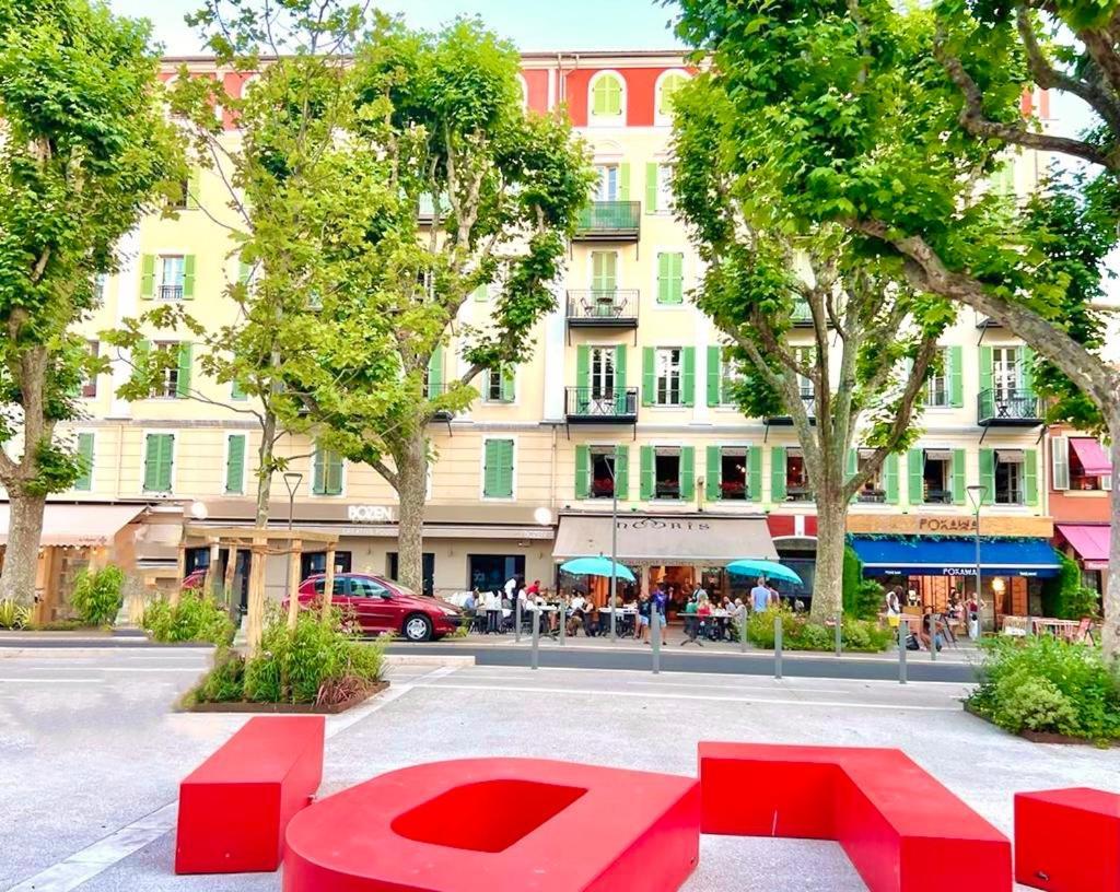 Place Grimaldi, Close To And Restaurants, With Balcony * Nice